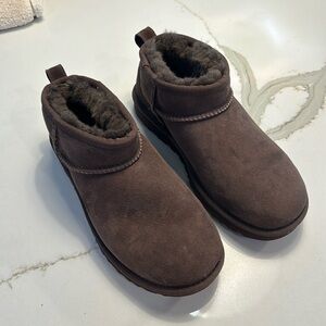 Ugg Ultra Mini in Chocolate, 7